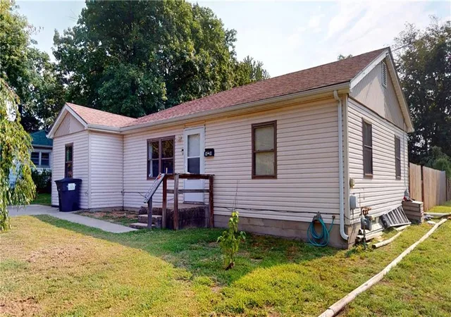 1st image of 1418 N Cedar St, Nevada, MO 64772 | MLS# 2632705