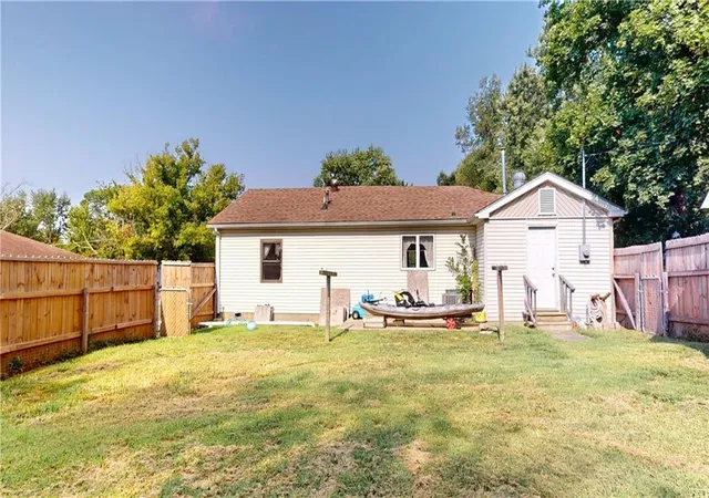 2nd image of 1418 N Cedar St, Nevada, MO 64772 | MLS# 2632705