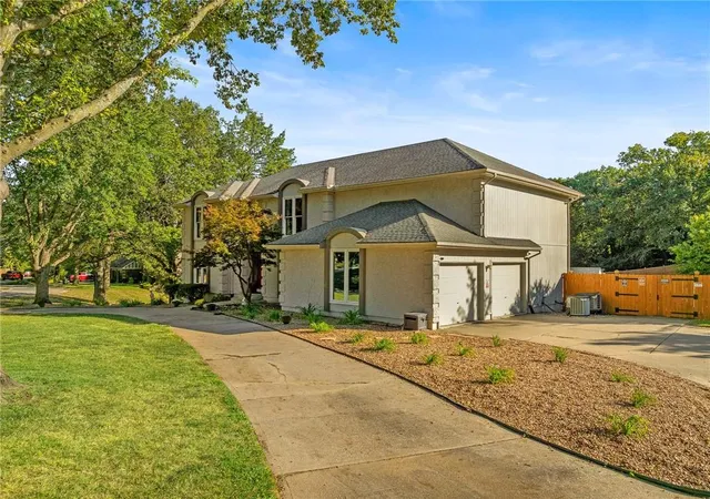 Photo 3 of Single family home for sale at 4104 Sw Hickory Ln, Blue Springs, MO 64015 | MLS# 2632710 | Listing updated on 2026-10-08