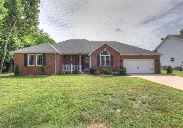 Photo 3 of Single family home for sale at 1915 Goetz Blvd, Joplin, MO 64801 | MLS# 2632724 | Listing updated on 2026-08-28