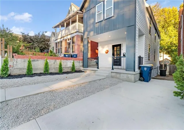 Photo 3 of Single family home for sale at 2019 Summit St, Kansas City, MO 64108 | MLS# 2632731 | Listing updated on 2026-09-17