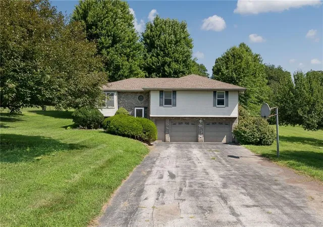 Photo 1 of Single family home for sale at 5 Se Hilltop Ter Rd, St Joseph, MO 64507 | MLS# 2632741 | Listing updated on 2026-08-28