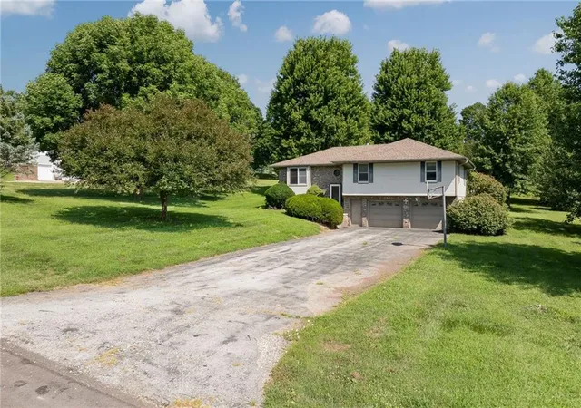 36th image of 5 Se Hilltop Terrace Rd, St Joseph, MO 64507 | MLS# 2632741