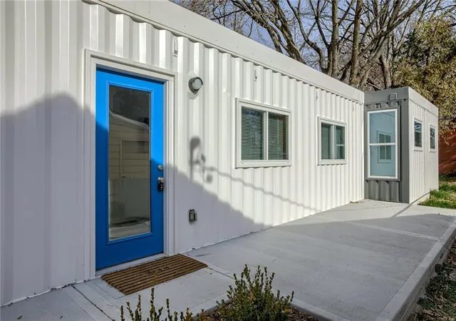 Photo 3 of Single family home for sale at 7607 Jefferson St, Kansas City, MO 64114 | MLS# 2632765 | Listing updated on 2026-08-19