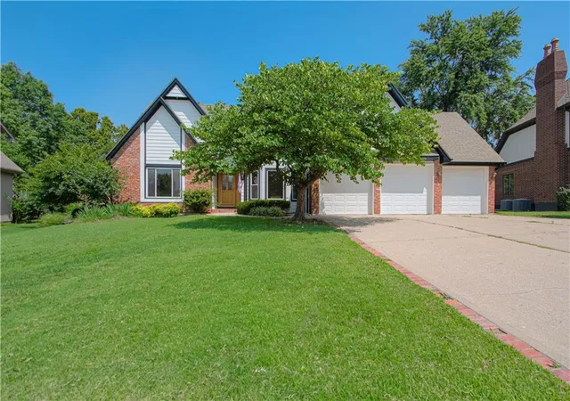 Photo 1 of Single family home for sale at 2452 Nw Valley View Dr, Lees Summit, MO 64081 | MLS# 2632773 | Listing updated on 2026-08-18