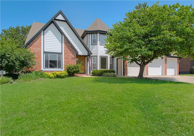 Photo 2 of Single family home for sale at 2452 Nw Valley View Dr, Lees Summit, MO 64081 | MLS# 2632773 | Listing updated on 2026-08-18