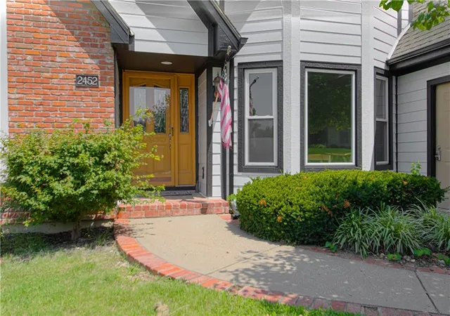 Photo 3 of Single family home for sale at 2452 Nw Valley View Dr, Lees Summit, MO 64081 | MLS# 2632773 | Listing updated on 2026-08-18