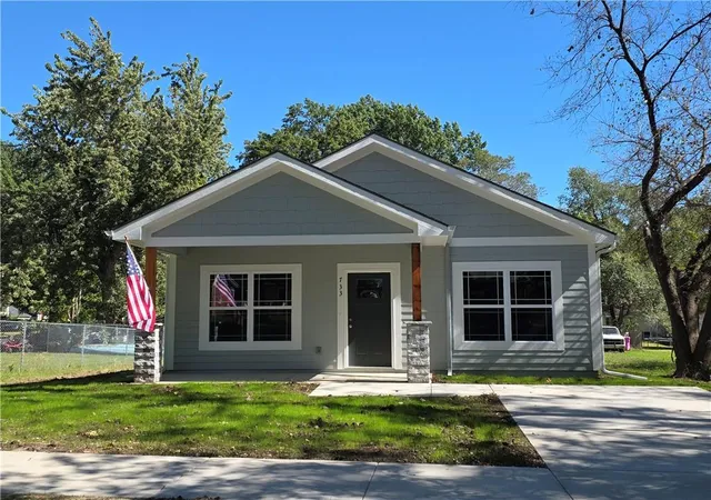 Photo 1 of Sale Pending at 733 N Oak St, Ottawa, KS 66067 | MLS# 2632797 | Listing updated on 2026-10-05