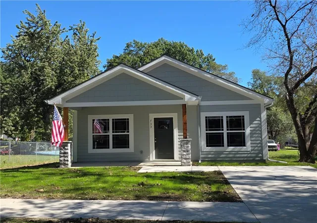 Photo 2 of Sale Pending at 733 N Oak St, Ottawa, KS 66067 | MLS# 2632797 | Listing updated on 2026-10-05