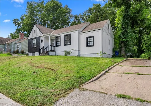 Photo 2 of Single family home for sale at 6804 Raytown Rd, Raytown, MO 64133 | MLS# 2632799 | Listing updated on 2026-08-15
