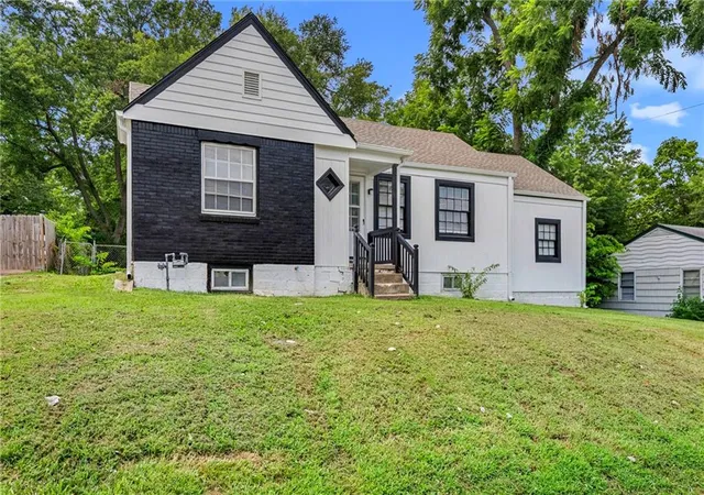 Photo 3 of Single family home for sale at 6804 Raytown Rd, Raytown, MO 64133 | MLS# 2632799 | Listing updated on 2026-08-15