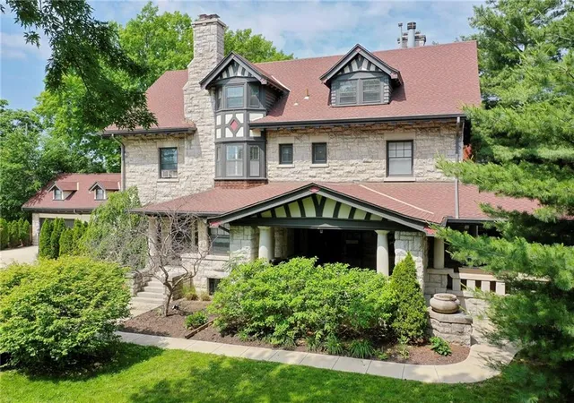 Photo 1 of Mansion for sale at 633 E Armour Blvd, Kansas City, MO 64109 | MLS# 2632816 | Listing updated on 2026-08-26