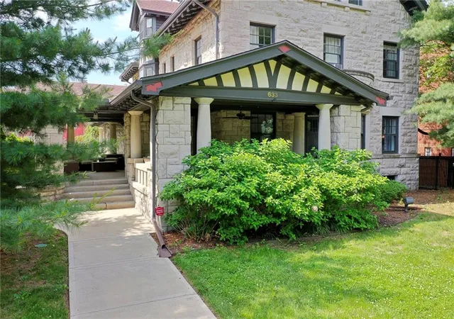 2nd image of 633 E Armour Blvd Blvd, Kansas City, MO 64109 | MLS# 2632816