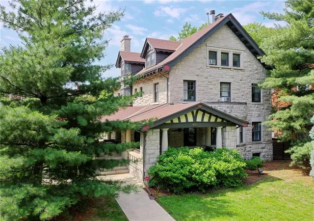 Photo 3 of Mansion for sale at 633 E Armour Blvd, Kansas City, MO 64109 | MLS# 2632816 | Listing updated on 2026-08-26