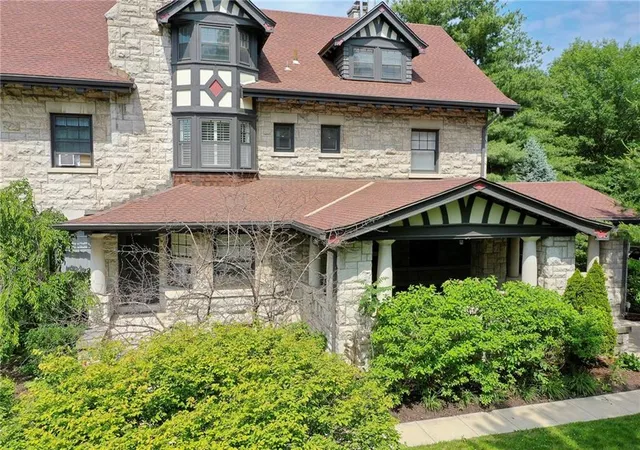 Photo 3 of Single family home for sale at 633 E Armour Blvd, Kansas City, MO 64109 | MLS# 2632816 | Listing updated on 2026-08-26