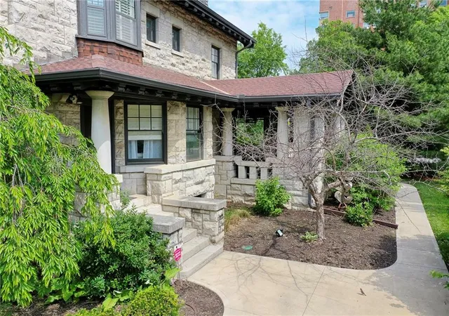 Photo 4 of Single family home for sale at 633 E Armour Blvd, Kansas City, MO 64109 | MLS# 2632816 | Listing updated on 2026-08-26