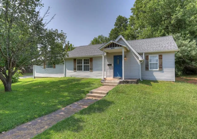 2nd image of 504 E 6th St, Baxter Springs, KS 66713 | MLS# 2632837