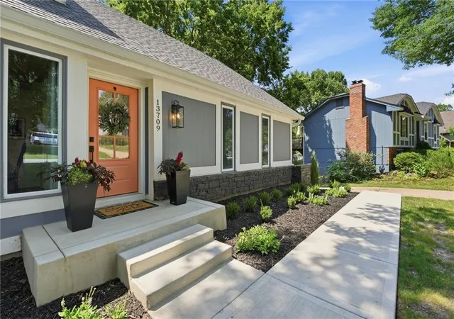 2nd image of 13709 W 70th St, Shawnee, KS 66216 | MLS# 2632863