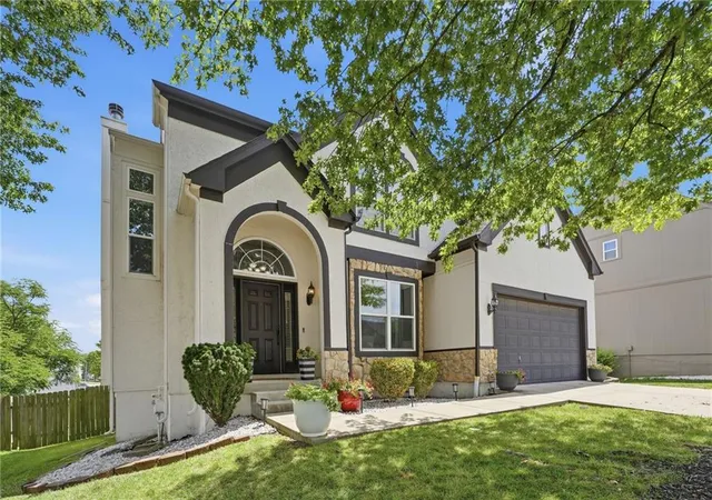 Photo 2 of Sale Pending at 9317 N Charlotte Ct, Kansas City, MO 64155 | MLS# 2632865 | Listing updated on 2026-08-07