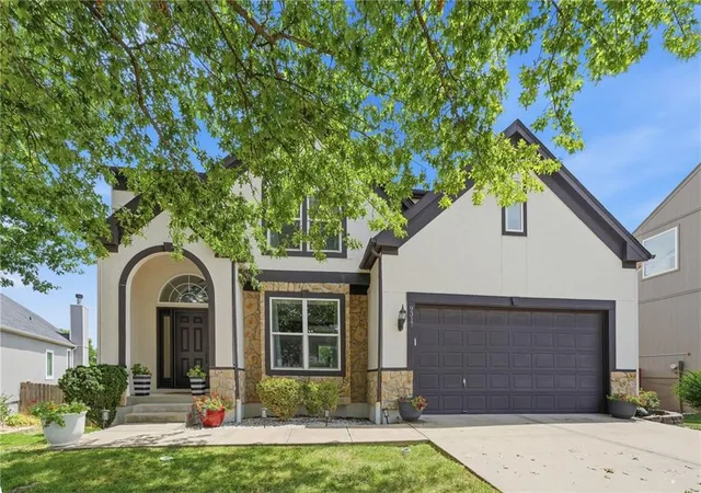 Photo 3 of Sale Pending at 9317 N Charlotte Ct, Kansas City, MO 64155 | MLS# 2632865 | Listing updated on 2026-08-07