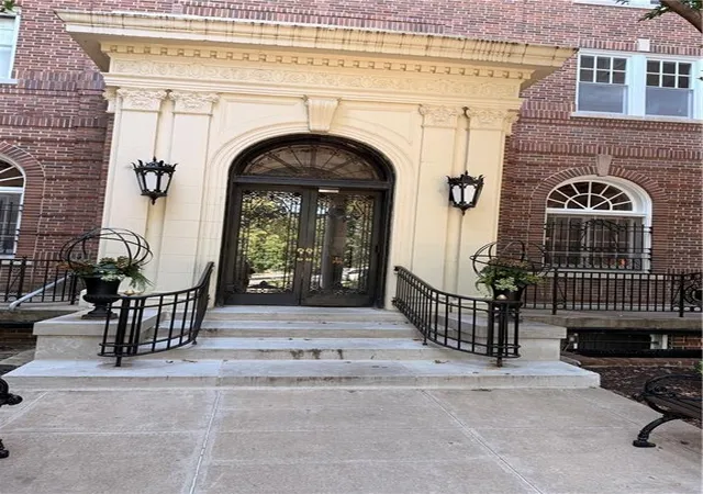 Photo 2 of Condo for sale at 4618 Warwick Blvd #4D, Kansas City, MO 64112 | MLS# 2632866 | Listing updated on 2026-08-02