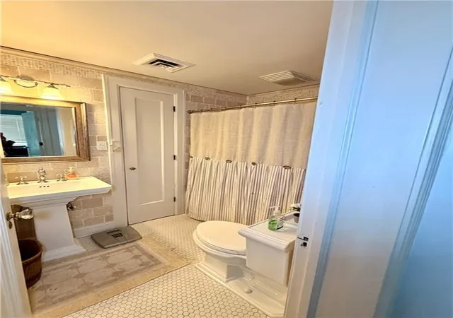 Listing Photo 2 - Condo for sale in building located at 4618 Warwick Blvd, Kansas, MO 64112 - Unit #4D