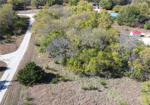 2nd image of 41 Illinois Dr, La Cygne, KS 66040 | MLS# 2632879