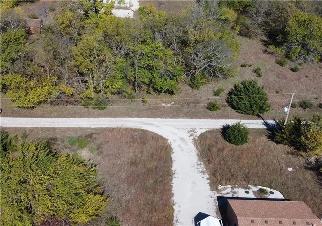 4th image of 41 Illinois Dr, La Cygne, KS 66040 | MLS# 2632879