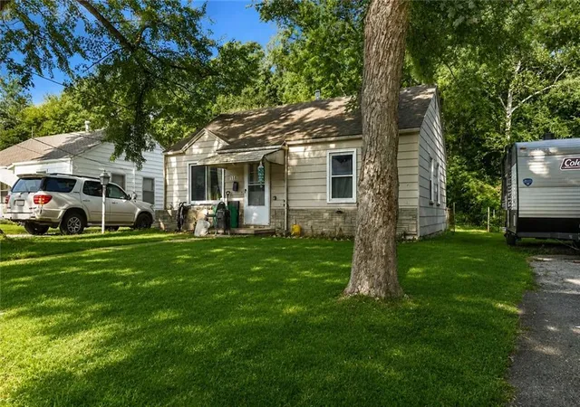Photo 1 of Single family home for sale at 118 N Carlisle St, Sugar Creek, MO 64054 | MLS# 2632884 | Listing updated on 2026-08-04