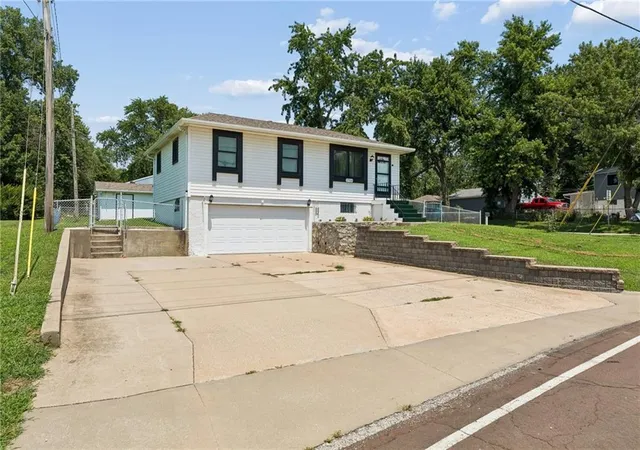 Photo 3 of Sale Pending at 17914 N Whitney Rd, Independence, MO 64058 | MLS# 2632892 | Listing updated on 2026-08-06