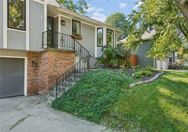 Photo 3 of Sale Pending at 1201 Bristol Way, Liberty, MO 64068 | MLS# 2632901 | Listing updated on 2026-09-02