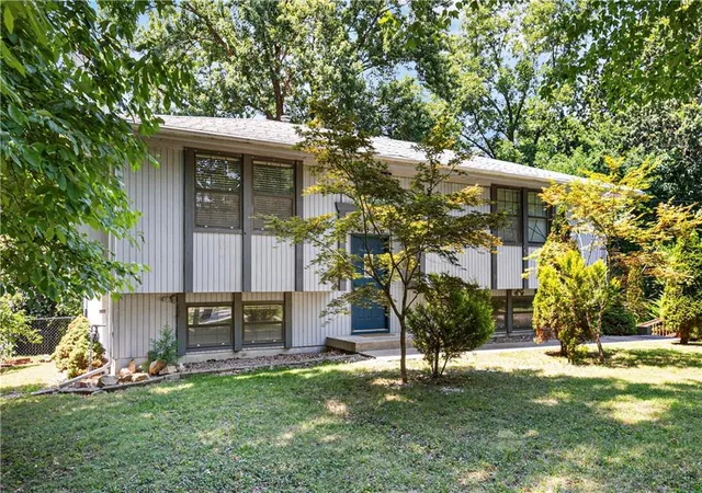 Photo 3 of Sale Pending at 4916 NE Davidson Rd, Kansas City, MO 64118 | MLS# 2632902 | Listing updated on 2026-08-14