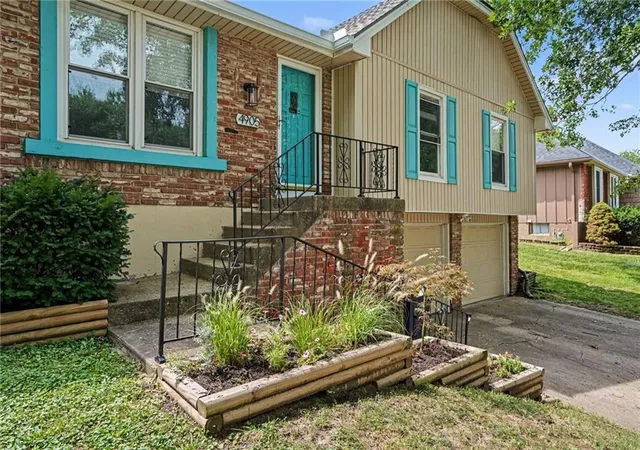 Photo 3 of Sale Pending at 4905 Nw 67th St, Kansas City, MO 64151 | MLS# 2632936 | Listing updated on 2026-09-06