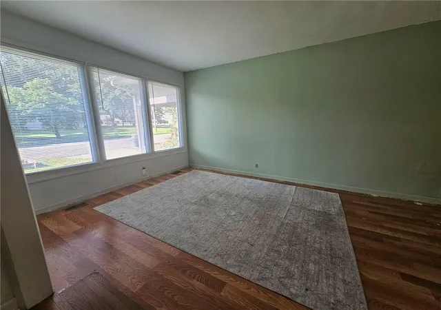 2nd image of 604 W Washington St, Pittsburg, KS 66762 | MLS# 2632941