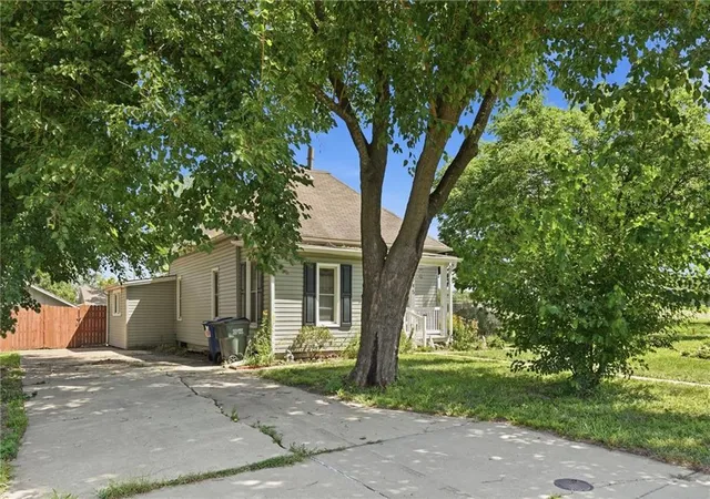 Photo 3 of Sale Pending at 245 Illinois St, Lawrence, KS 66044 | MLS# 2632948 | Listing updated on 2026-08-23