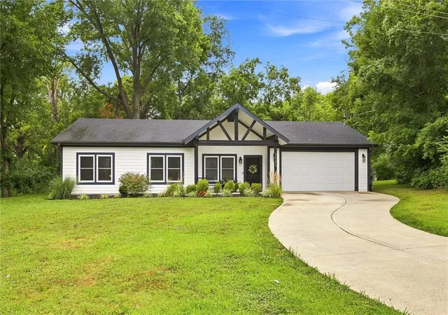 Single family home for sale at 5005 Welborn Ln, Kansas City, KS 66104 | MLS# 2632951