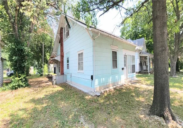 2nd image of 716 E Lincoln St, Iola, KS 66749 | MLS# 2632960