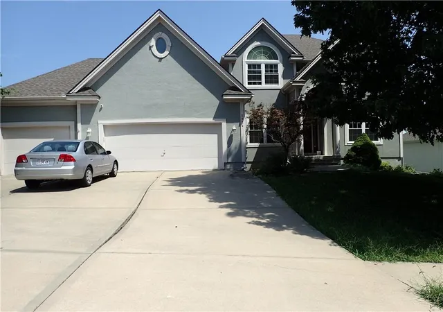 Photo 1 of Sale Pending at 2924 Sw Silverspur Rd, Lees Summit, MO 64081 | MLS# 2632969 | Listing updated on 2026-09-05