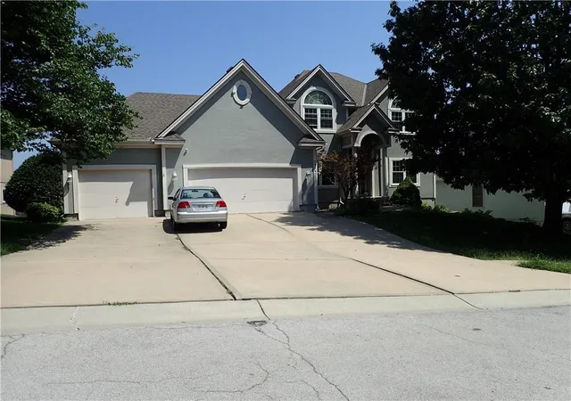 Photo 4 of Sale Pending at 2924 SW Silverspur Rd, Lees Summit, MO 64081 | MLS# 2632969 | Listing updated on 2026-09-05