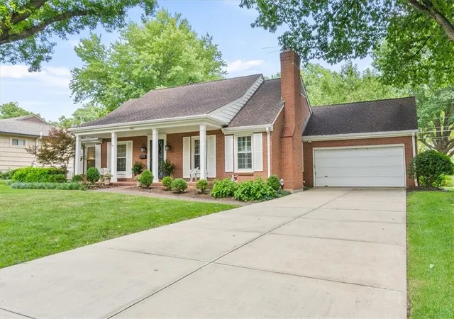 Photo 3 of Sale Pending at 8611 Belleview Ave, Kansas City, MO 64114 | MLS# 2632976 | Listing updated on 2026-07-30
