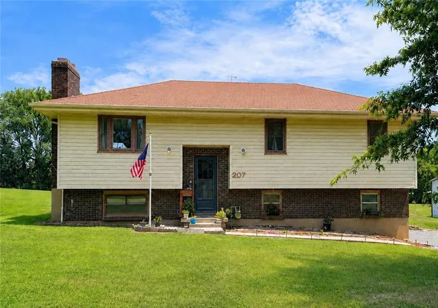 Photo 2 of Single family home for sale at 207 Evergreen St, Excelsior Springs, MO 64024 | MLS# 2632987 | Listing updated on 2026-09-04