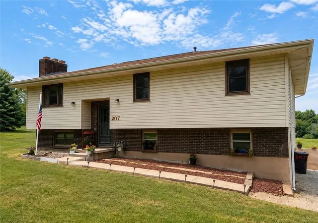 Photo 3 of Single family home for sale at 207 Evergreen St, Excelsior Springs, MO 64024 | MLS# 2632987 | Listing updated on 2026-09-30