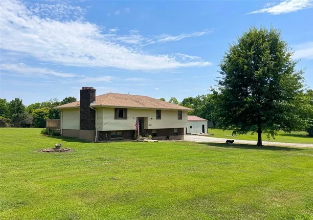 Photo 3 of Single family home for sale at 207 Evergreen St, Excelsior Springs, MO 64024 | MLS# 2632987 | Listing updated on 2026-09-30