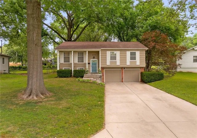 Photo 3 of Sale Pending at 9800 W 89th Terrace, Overland Park, KS 66212 | MLS# 2632998 | Listing updated on 2026-07-28