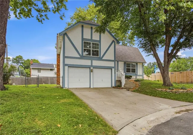 2nd image of 1300 S Apache Ct, Olathe, KS 66062 | MLS# 2633016