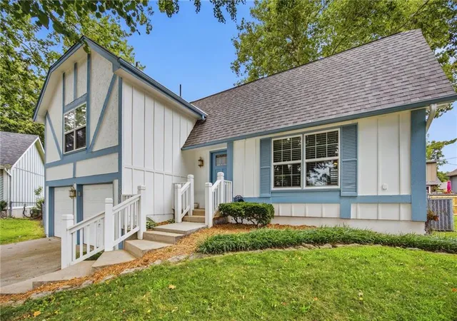 3rd image of 1300 S Apache Ct, Olathe, KS 66062 | MLS# 2633016