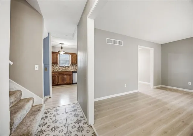 5th image of 1300 S Apache Ct, Olathe, KS 66062 | MLS# 2633016