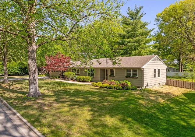 2nd image of 2105 W 97th St, Leawood, KS 66206 | MLS# 2633017
