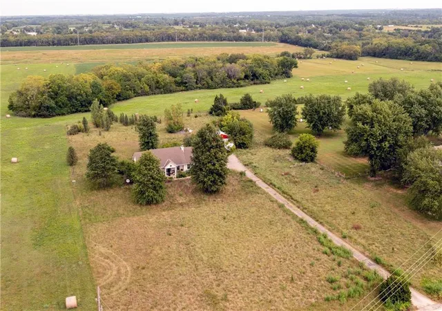 3rd image of 26900 W 223rd Street, Spring Hill, KS 66083 | MLS# 2633035