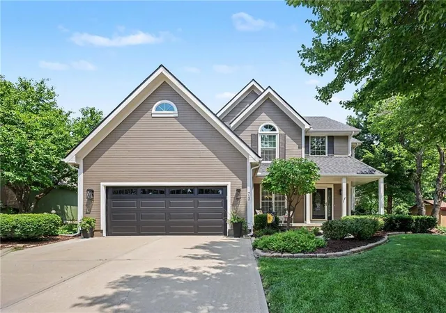 1st image of 712 Cottonwood Dr, Lansing, KS 66043 | MLS# 2633045